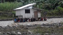 Men pick up and move neighbour’s house to avoid flash flooding in central Philippines