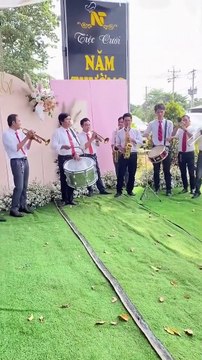 Đám cưới con gái, “chủ trại hòm” bê nguyên đội kèn tây lên biểu diễn