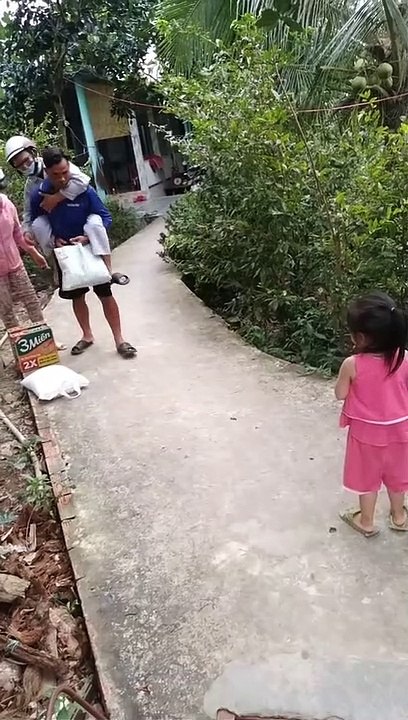 Con rể 10 năm cõng bố vợ đi chạy thận, đều đặn 1 tuần 3 lần: Hiếm lắm mới có người như vậy