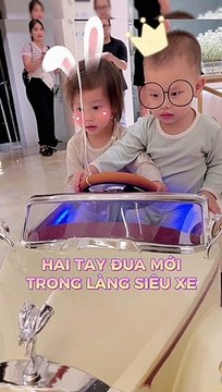 Biểu cảm đáng yêu của Leon - Lisa khi nhận quà sinh nhật