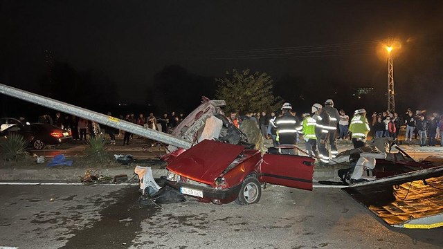 Bartın'da 15 yaşındaki çocuğun kullandığı otomobil direğe çarpıp ikiye bölündü 1 kişi öldü