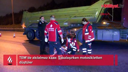 TEM’de akılalmaz kaza: Şakalaşırken motosikletten düştüler