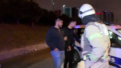 İSTANBUL-TEM OTOYOLU'NDA ŞAKALAŞAN MOTOSİKLET SÜRÜCÜLERİ KAZAYA YOL AÇTI: 2 YARALI