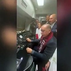 Erdoğan, Gaziray'ı kullanırken çocuklarla şarkı söyledi!