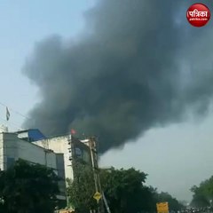 नोएडा फेज 2 में एक्सपोर्ट कंपनी में आग लगते ही काले धुएं का गुब्बार फैल गया