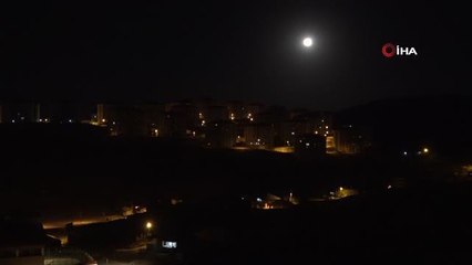 Yüksekova'da ay geceyi gündüze çevirdi