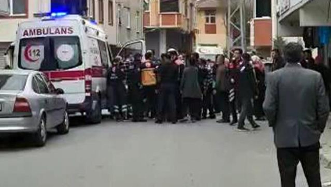 Hasta almaya gelen ambulans otomobile çarptı, sağlık çalışanlarına sopayla saldırdılar