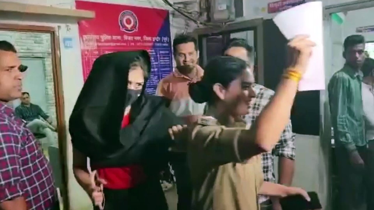 इंदौर की सुनसान सड़क पर लड़की को कार में खींचने का वीडियो वायरल, जानें क्या है पूरा मामला