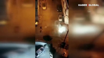 Havai fişekleri birbirlerine fırlatan gençlerin tehlikeli oyunu pes dedirtti