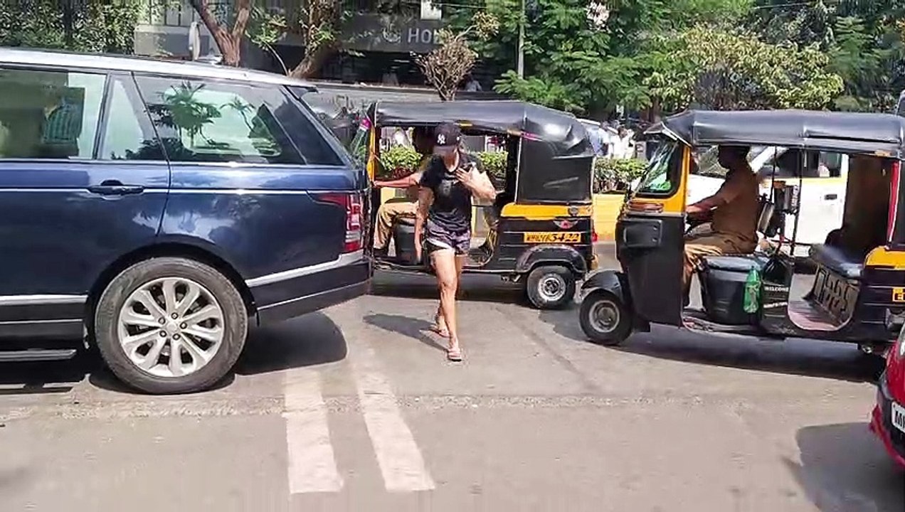 Malaika Arora Spotted Outside Yoga Class In Bandra (2)