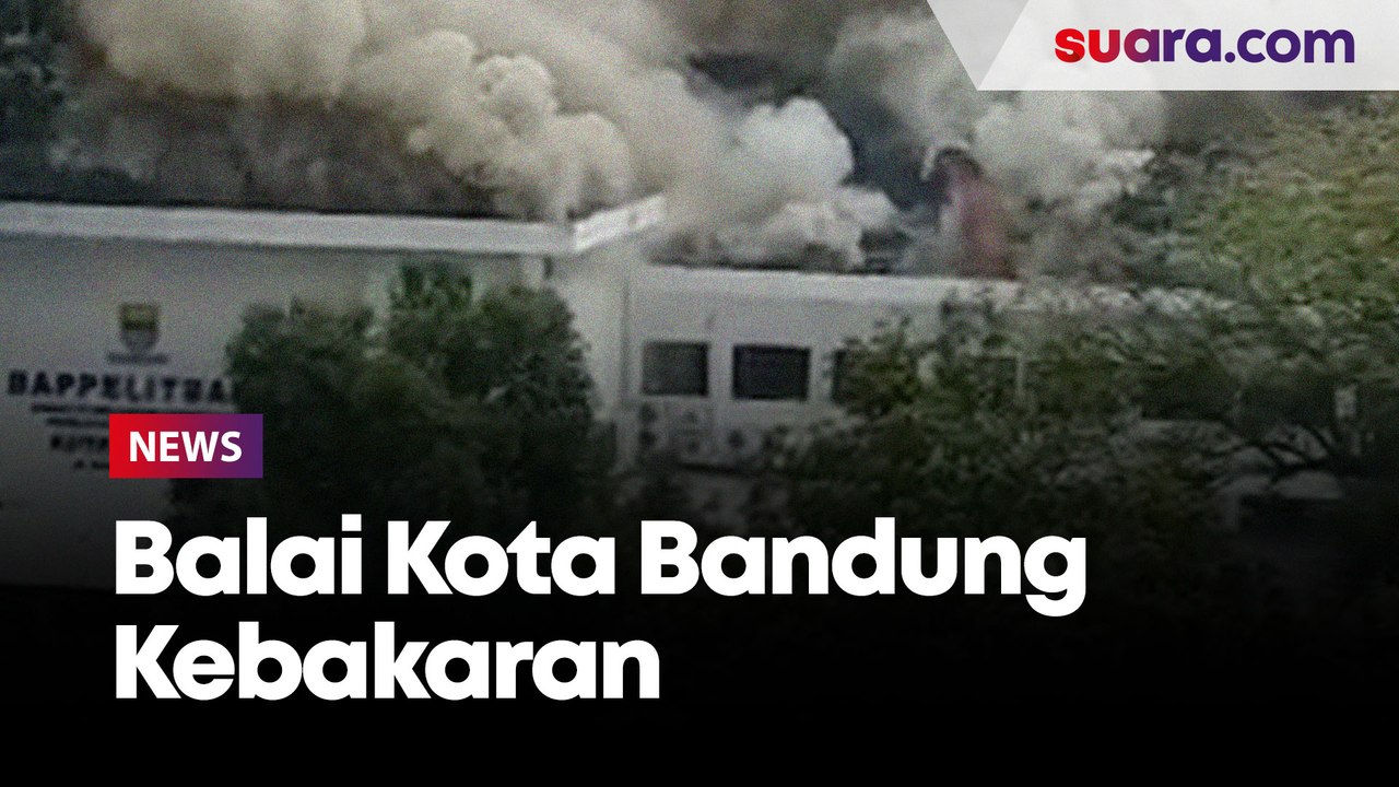 Balai Kota Bandung Kebakaran, Petugas Damkar Berjibaku Padamkan Api