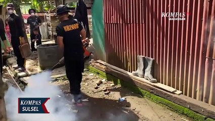 Cegah DBD, Brimob Lakukan Fogging Dipermukiman Warga