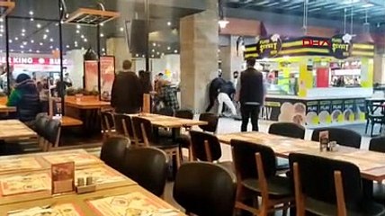 AVM'de boks maçını aratmayan görüntüler