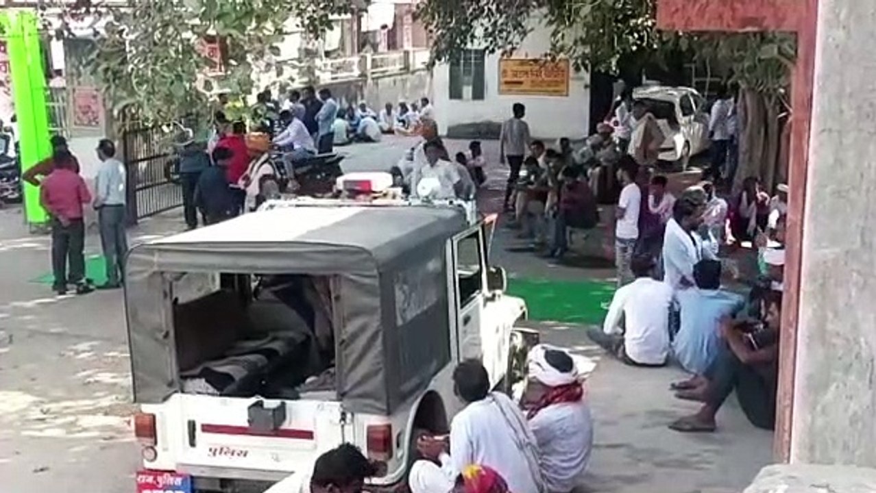 खदान में डूबे मामा- भांजे का शव लेने से किया इन्कार, मोर्चरी के बाहर धरने पर बैठे सैंकड़ों ग्रामीण