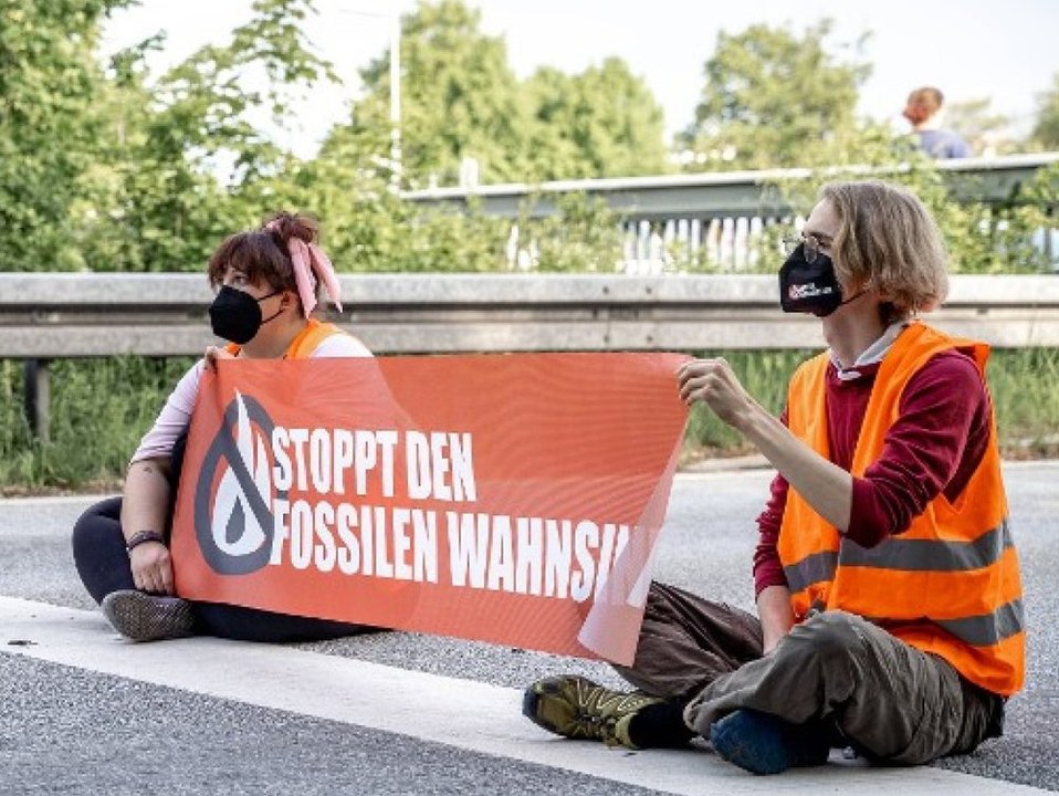 Klimaaktivistin schließt Blockade von Flughäfen nicht aus