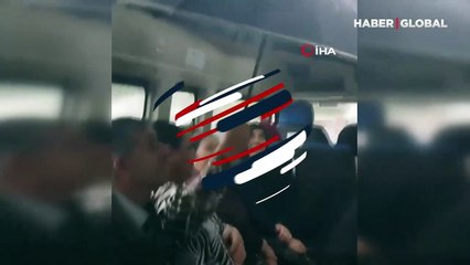 Adana'da bir vatandaş, dolmuşun içinde şemsiye ile yağmurdan korundu