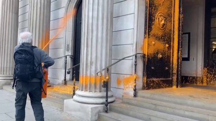 نشطاء البيئة يدمرون لوحات عالمية.. لماذا؟