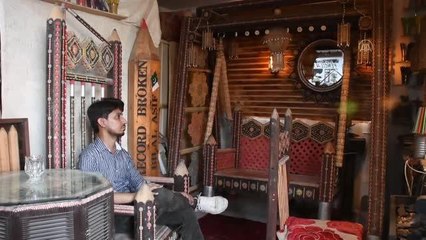 Pakistanlı sanatçı, 45 bin kalemden yaptığı salıncakla Guinness'e girmeyi hedefliyor
