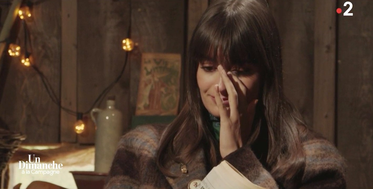 "C’est mon grand-père qui faisait toujours ça" : Clara Luciani fond en larmes en évoquant un souvenir d’enfance