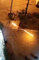 SOKAK ORTASINDA HAVAİ FİŞEKLERLE ÇATIŞTILAR