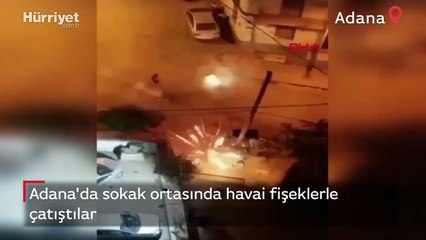 Adana'da sokak ortasında havai fişeklerle çatıştılar