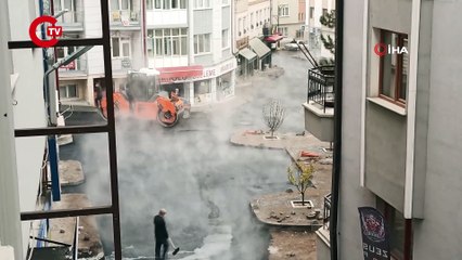 Soğukta dökülen asfalt caddeyi saunaya dönüştürdü