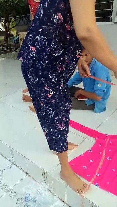 Clip: Cả gia đình giúp cô gái đo bộ quần áo mới đặt trên mạng