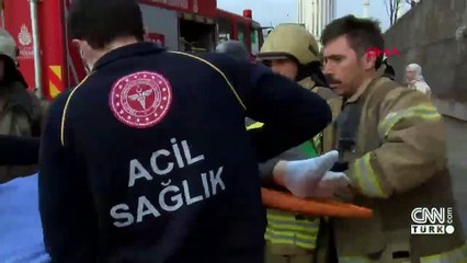 Duvara çarpan otomobil devrildi