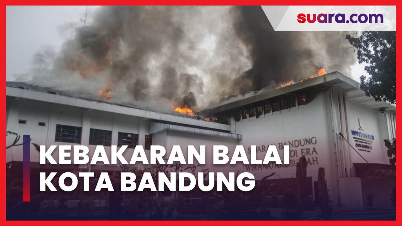 Penampakan Kebakaran Balai Kota Bandung, Terlihat Api dan Asap Membumbung Tinggi