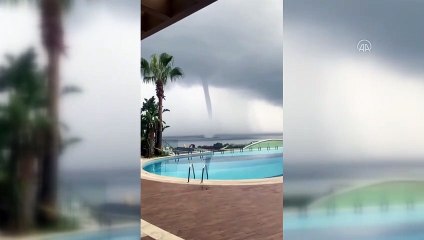 Antalya'da denizde hortum oluştu