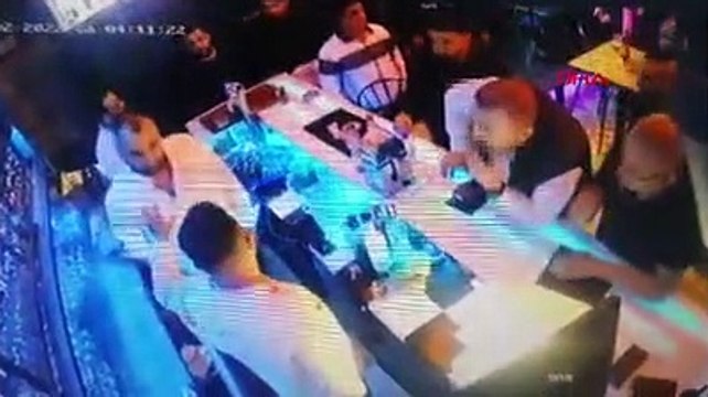 Gece kulübünde silahlar çekildi! Dehşet anları kamerada
