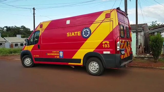 Jovem sofre queda do detalhado de residência e precisa ser socorrido pelos Bombeiros