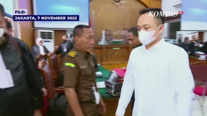 Momen Ricky Rizal dan Kuat Maruf Pakai Baju Tahanan Sendiri