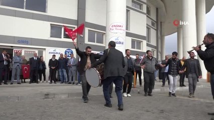 Dünya şampiyonu Eda'ya davullu zurnalı karşılama