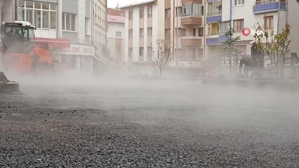 Soğukta dökülen asfalt caddeyi saunaya çevirdi