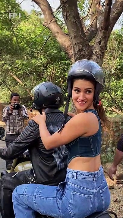 Kriti Sanon And Varun Dhawan arrive in style on a bullet for Bhediya promotions