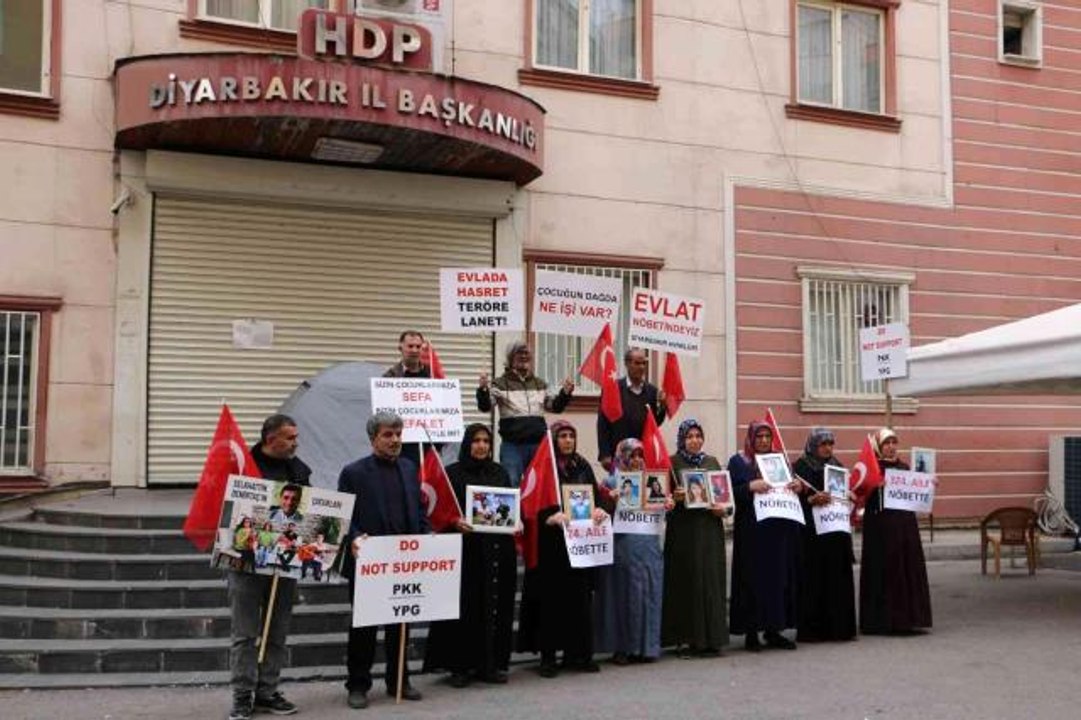 HDP önünde evlat nöbetine bir aile daha katıldı
