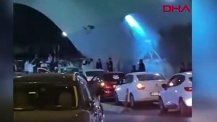 konvoy halindeki grup alt geçitte trafiği kapatıp dans etti