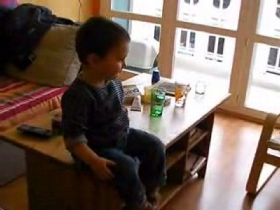 niels sur la table