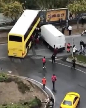 BAŞAKŞEHİR'DE REKLAM PANOLARINA ÇARPAN İETT OTOBÜSÜNÜN ŞOFÖRÜ YARALANDI