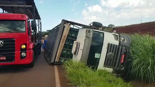 Caminhão carregado com frangos tomba na rodovia BR-467, em Cascavel