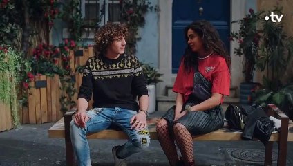 Plus Belle la Vie -  Kilian et Betty s’embrassent