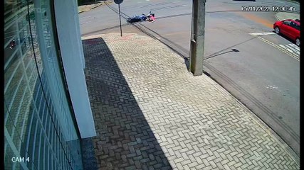 Veja o momento da colisão que deixou motociclista ferido na Rua Erechim