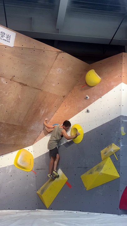 Climbing in the center, guess the difficulty