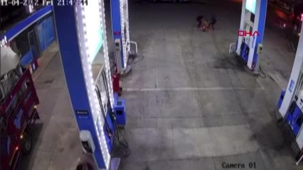 AKARYAKIT İSTASYONUNDA MOTOSİKLETİN ALEV ALDIĞI ANLAR KAMERADA