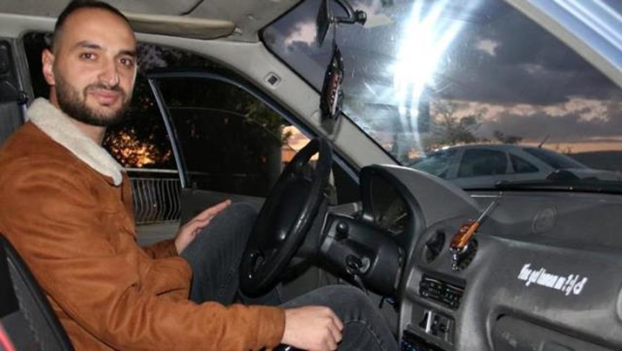 Sivas'ta bir genç "Eşi benzeri yok" dediği otomobilini telefonla takas etmek istiyor