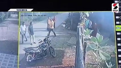 સરપંચે ફરિયાદીના ઘરે માણસો મોકલી ધાક ધમકી આપી