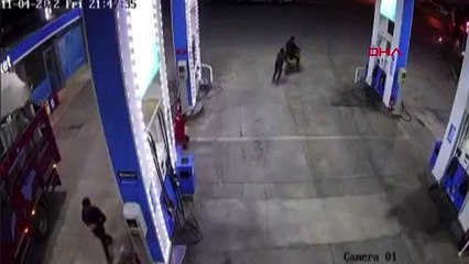 Akaryakıt istasyonunda panik dolu anlar! Motosiklet alev aldı