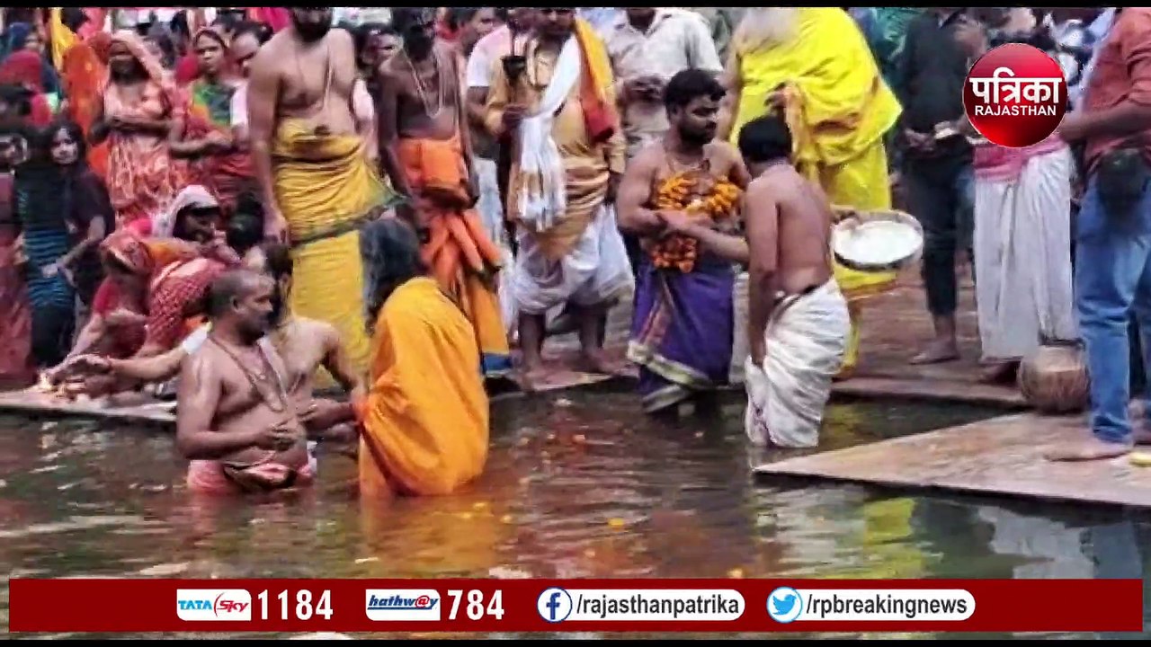 गलता तीर्थ में लोगों ने किया भगवान के साथ चक्र स्नान, उमड़ पड़ी भीड़... देखिए VIDEO