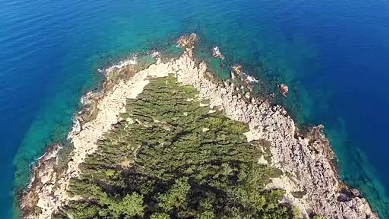 Alammixkit-coastline-with-vegetation-and-a-blue-lake-9778-medium